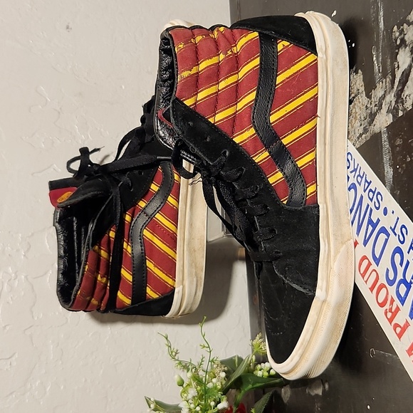 VANS x Harry Potter Gryffindor Thrashed Sk8 Shoe 7.5 Men's 9 Womens - Picture 3 of 15